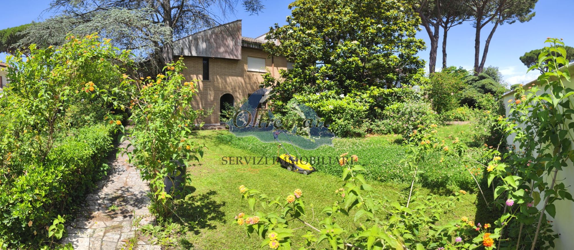 Villa su un unico livello con grande giardino e spazi attrezzati in residence esclusivo