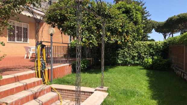 Villa a schiera con splendido giardino in residence esclusivo