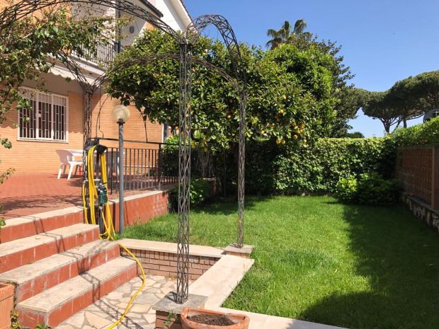 Villa a schiera con splendido giardino in residence esclusivo