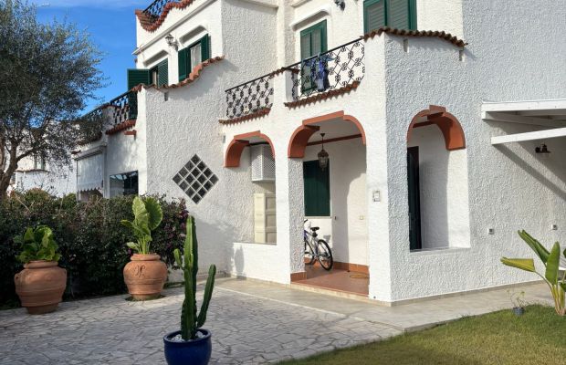 Villa angolare con doppia esposizione, 500 metri dal mare