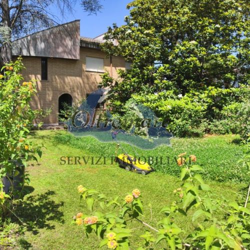 Villa su un unico livello con grande giardino e spazi attrezzati in residence esclusivo
