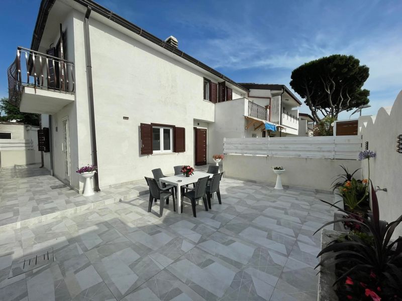 Villa angolare con doppia esposizione, 500 metri dal mare