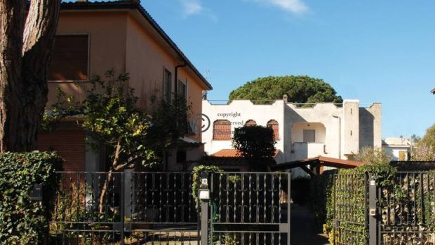 Villa su due livelli con splendido giardino a 150 metri dal mare
