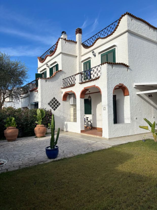 Villa angolare con doppia esposizione, 500 metri dal mare