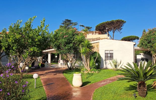 Villa Chiari. A 300 metri dal mare