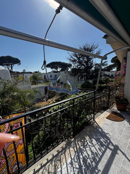 Villa angolare con doppia esposizione, 500 metri dal mare