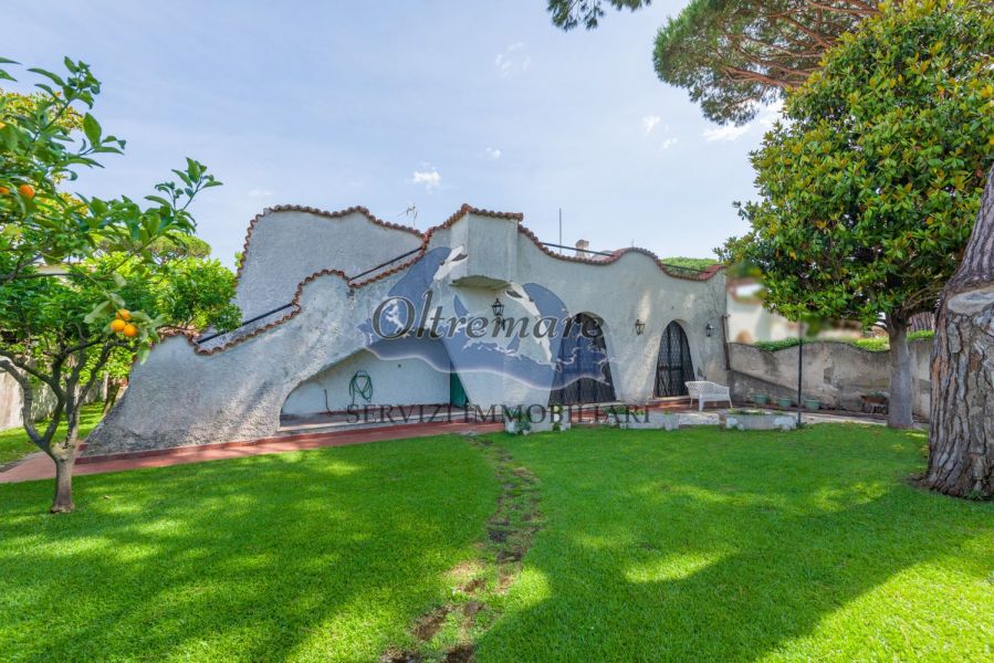 Villa angolare con doppia esposizione, 500 metri dal mare